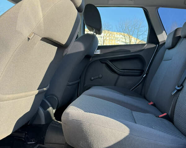 Синій Форд Фокус, об'ємом двигуна 1.4 л та пробігом 200 тис. км за 4800 $, фото 21 на Automoto.ua