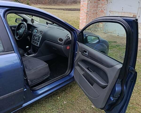 Синій Форд Фокус, об'ємом двигуна 1.6 л та пробігом 299 тис. км за 5000 $, фото 12 на Automoto.ua