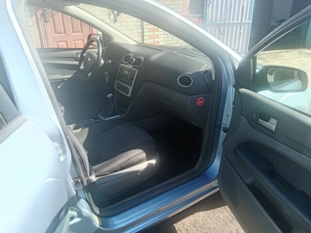 Синій Форд Фокус, об'ємом двигуна 1.6 л та пробігом 260 тис. км за 5000 $, фото 6 на Automoto.ua