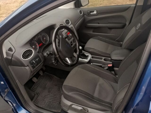 Синий Форд Фокус, объемом двигателя 2 л и пробегом 320 тыс. км за 4000 $, фото 1 на Automoto.ua