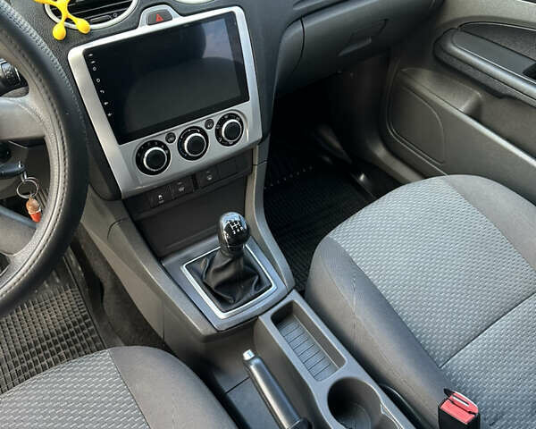 Синий Форд Фокус, объемом двигателя 1.8 л и пробегом 208 тыс. км за 5750 $, фото 5 на Automoto.ua