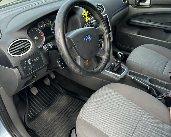 Синий Форд Фокус, объемом двигателя 1.8 л и пробегом 208 тыс. км за 5750 $, фото 8 на Automoto.ua