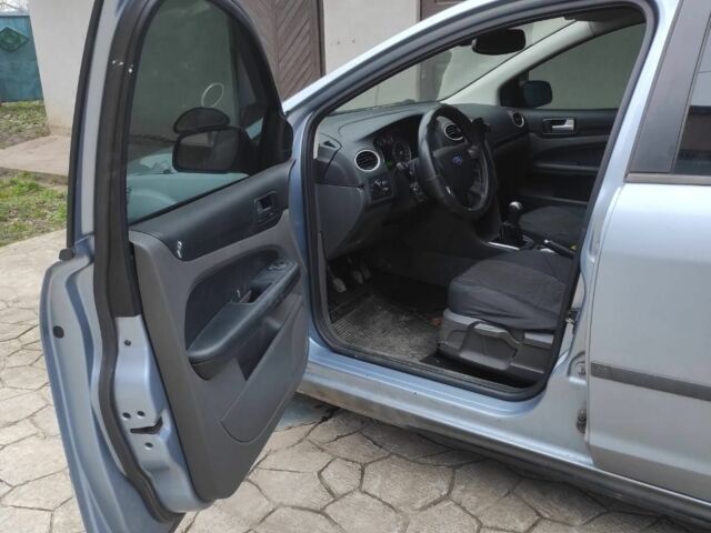 Синий Форд Фокус, объемом двигателя 1.8 л и пробегом 258 тыс. км за 3600 $, фото 2 на Automoto.ua