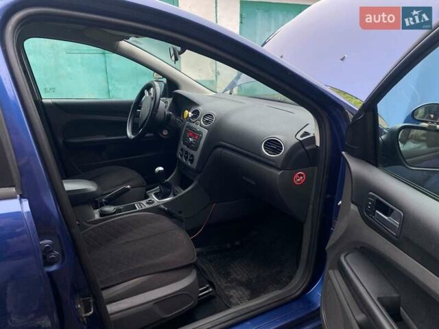 Синий Форд Фокус, объемом двигателя 1.6 л и пробегом 213 тыс. км за 3750 $, фото 1 на Automoto.ua