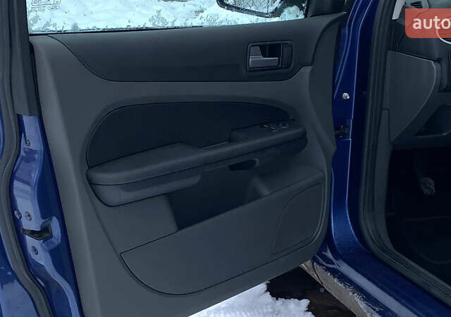 Синий Форд Фокус, объемом двигателя 1.6 л и пробегом 231 тыс. км за 5250 $, фото 31 на Automoto.ua