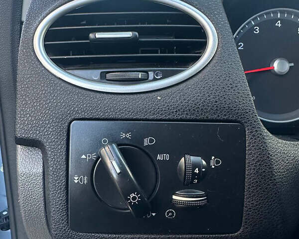 Синій Форд Фокус, об'ємом двигуна 1.6 л та пробігом 228 тис. км за 4750 $, фото 9 на Automoto.ua