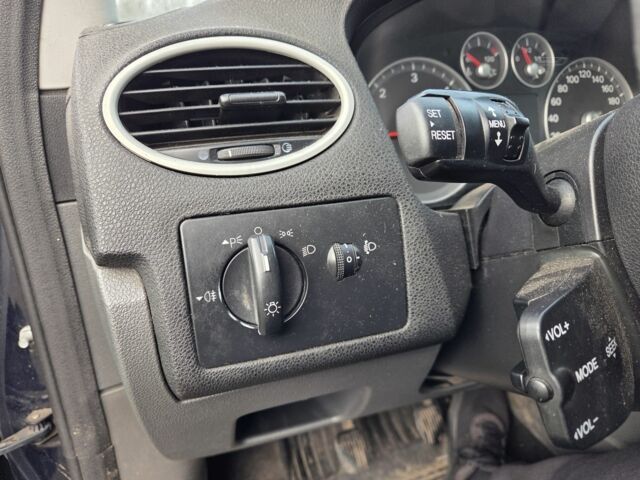 Синій Форд Фокус, об'ємом двигуна 0 л та пробігом 348 тис. км за 1850 $, фото 4 на Automoto.ua