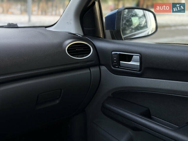 Синій Форд Фокус, об'ємом двигуна 1.6 л та пробігом 200 тис. км за 4499 $, фото 43 на Automoto.ua