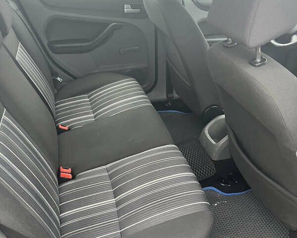 Синій Форд Фокус, об'ємом двигуна 1.6 л та пробігом 301 тис. км за 3850 $, фото 17 на Automoto.ua