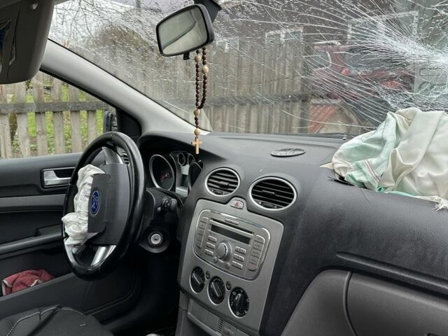 Синій Форд Фокус, об'ємом двигуна 1.6 л та пробігом 300 тис. км за 3500 $, фото 6 на Automoto.ua