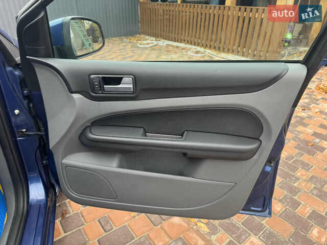 Синий Форд Фокус, объемом двигателя 1.6 л и пробегом 275 тыс. км за 5400 $, фото 9 на Automoto.ua