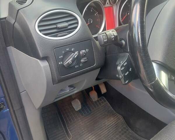 Синий Форд Фокус, объемом двигателя 1.6 л и пробегом 215 тыс. км за 6350 $, фото 7 на Automoto.ua