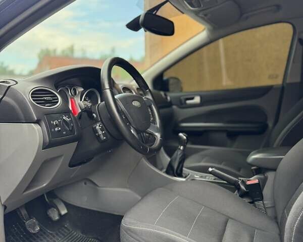 Синий Форд Фокус, объемом двигателя 1.6 л и пробегом 265 тыс. км за 5200 $, фото 5 на Automoto.ua