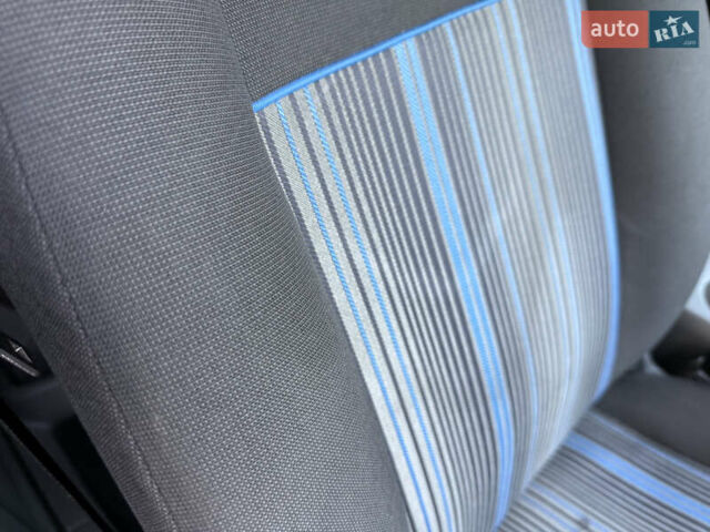 Синій Форд Фокус, об'ємом двигуна 1.6 л та пробігом 200 тис. км за 4499 $, фото 52 на Automoto.ua