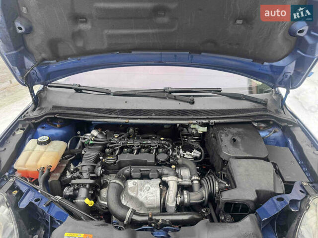 Синій Форд Фокус, об'ємом двигуна 1.6 л та пробігом 257 тис. км за 2490 $, фото 11 на Automoto.ua