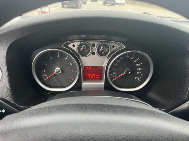 Синий Форд Фокус, объемом двигателя 1.6 л и пробегом 300 тыс. км за 3700 $, фото 12 на Automoto.ua