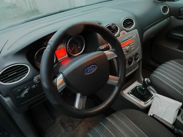 Синий Форд Фокус, объемом двигателя 1.6 л и пробегом 326 тыс. км за 4500 $, фото 5 на Automoto.ua