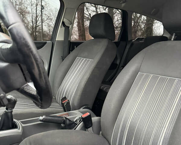 Синий Форд Фокус, объемом двигателя 1.56 л и пробегом 390 тыс. км за 4500 $, фото 8 на Automoto.ua