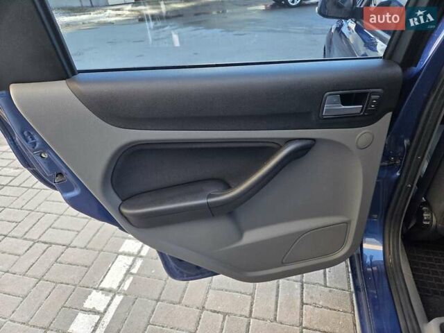 Синий Форд Фокус, объемом двигателя 1.6 л и пробегом 167 тыс. км за 5500 $, фото 16 на Automoto.ua