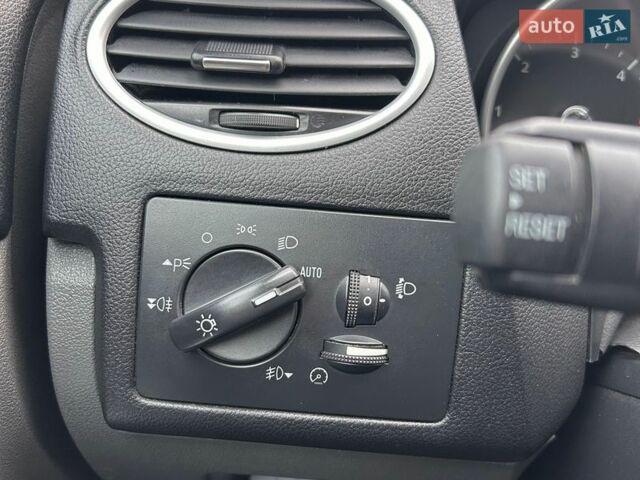 Синий Форд Фокус, объемом двигателя 1.6 л и пробегом 320 тыс. км за 5800 $, фото 9 на Automoto.ua