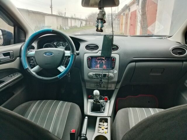 Синій Форд Фокус, об'ємом двигуна 1.6 л та пробігом 398 тис. км за 3400 $, фото 2 на Automoto.ua