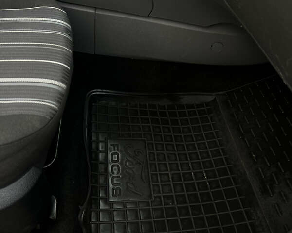 Синій Форд Фокус, об'ємом двигуна 1.6 л та пробігом 287 тис. км за 4999 $, фото 14 на Automoto.ua