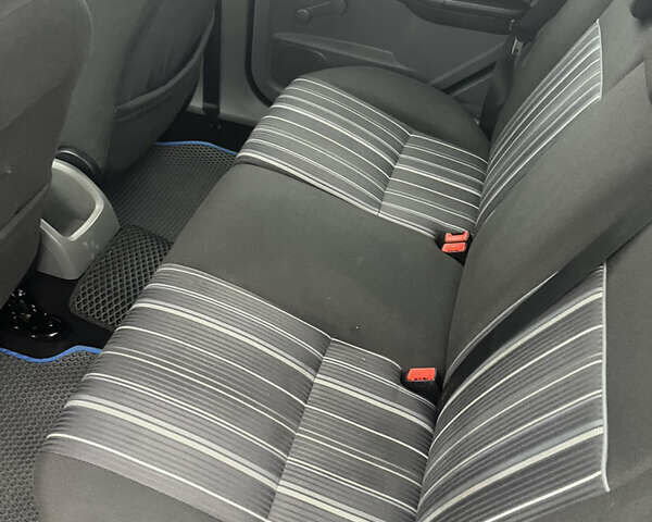 Синій Форд Фокус, об'ємом двигуна 1.6 л та пробігом 301 тис. км за 3850 $, фото 18 на Automoto.ua