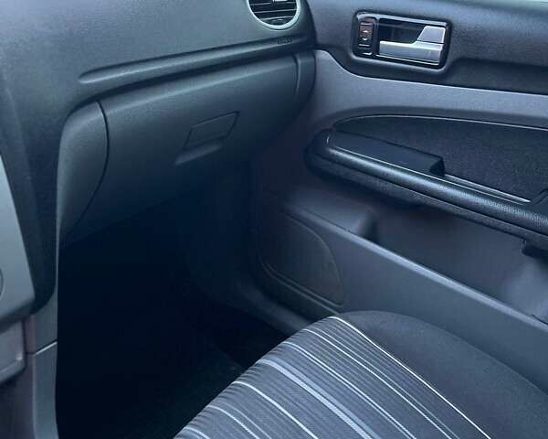 Синій Форд Фокус, об'ємом двигуна 1.6 л та пробігом 230 тис. км за 4399 $, фото 28 на Automoto.ua