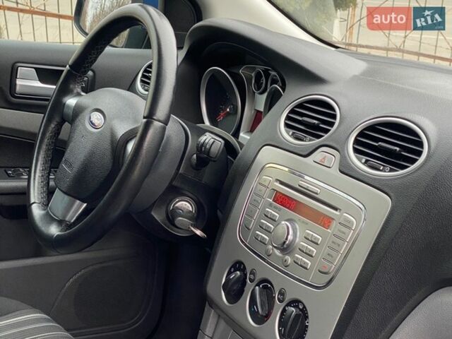 Синій Форд Фокус, об'ємом двигуна 1.6 л та пробігом 165 тис. км за 5400 $, фото 46 на Automoto.ua