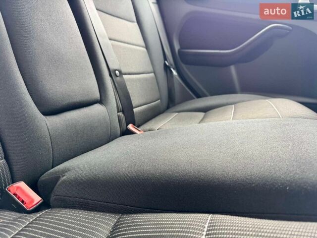 Синий Форд Фокус, объемом двигателя 2 л и пробегом 280 тыс. км за 4450 $, фото 34 на Automoto.ua