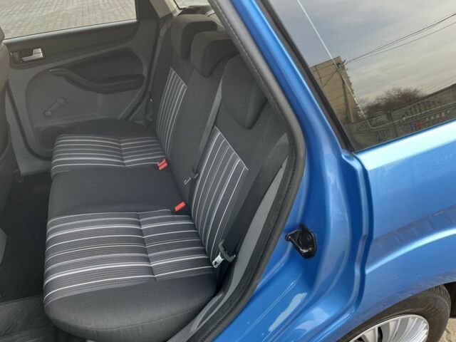 Синий Форд Фокус, объемом двигателя 1.6 л и пробегом 199 тыс. км за 6399 $, фото 12 на Automoto.ua