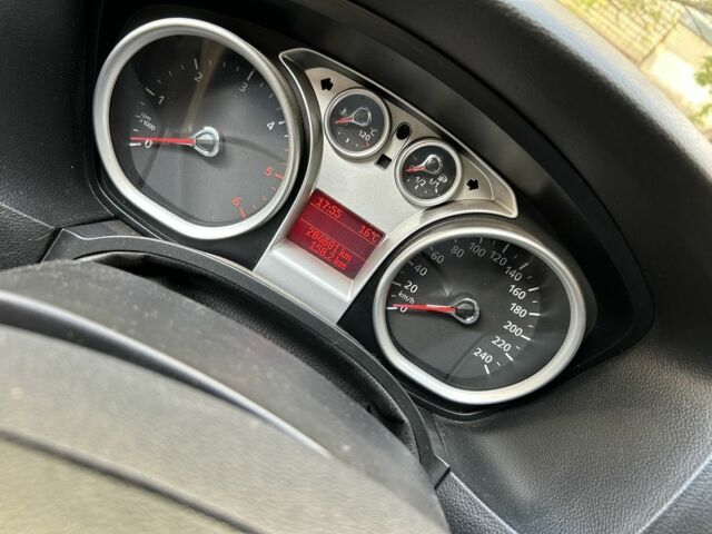 Синій Форд Фокус, об'ємом двигуна 2 л та пробігом 285 тис. км за 6500 $, фото 5 на Automoto.ua