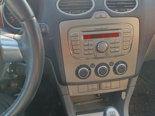 Синій Форд Фокус, об'ємом двигуна 1.6 л та пробігом 131 тис. км за 2200 $, фото 5 на Automoto.ua