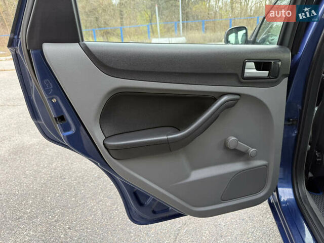 Синий Форд Фокус, объемом двигателя 1.6 л и пробегом 231 тыс. км за 4600 $, фото 10 на Automoto.ua