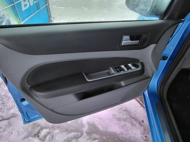 Синій Форд Фокус, об'ємом двигуна 1.8 л та пробігом 237 тис. км за 5550 $, фото 5 на Automoto.ua