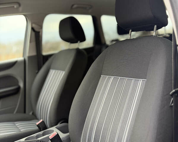 Синий Форд Фокус, объемом двигателя 1.6 л и пробегом 211 тыс. км за 4650 $, фото 26 на Automoto.ua