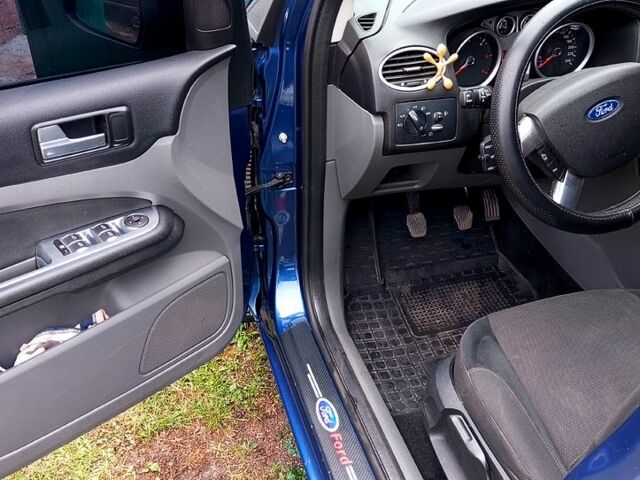 Синій Форд Фокус, об'ємом двигуна 1.6 л та пробігом 307 тис. км за 5500 $, фото 4 на Automoto.ua