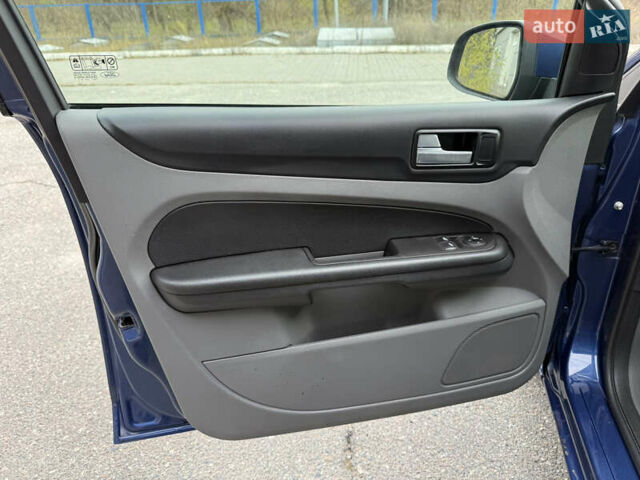 Синий Форд Фокус, объемом двигателя 1.6 л и пробегом 231 тыс. км за 4600 $, фото 7 на Automoto.ua