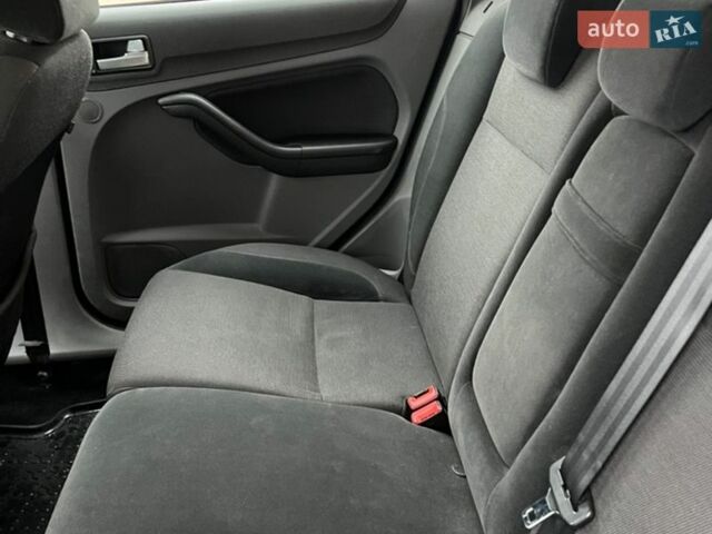 Синий Форд Фокус, объемом двигателя 2 л и пробегом 350 тыс. км за 2400 $, фото 4 на Automoto.ua