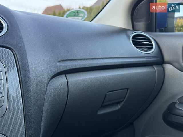 Синій Форд Фокус, об'ємом двигуна 1.6 л та пробігом 197 тис. км за 5999 $, фото 53 на Automoto.ua