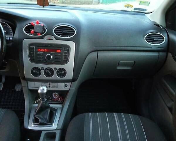 Синій Форд Фокус, об'ємом двигуна 1.6 л та пробігом 265 тис. км за 5900 $, фото 14 на Automoto.ua