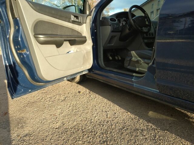 Синий Форд Фокус, объемом двигателя 1.6 л и пробегом 236 тыс. км за 5300 $, фото 4 на Automoto.ua