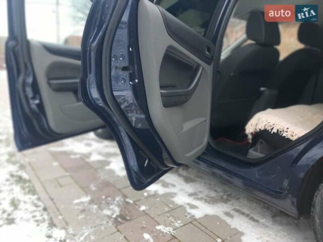 Синій Форд Фокус, об'ємом двигуна 1.56 л та пробігом 218 тис. км за 5500 $, фото 25 на Automoto.ua