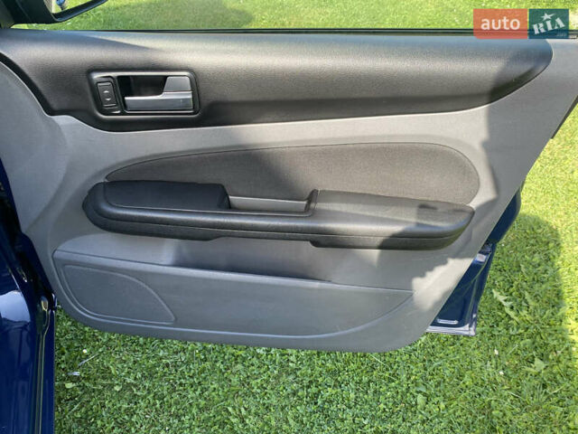 Синій Форд Фокус, об'ємом двигуна 1.6 л та пробігом 300 тис. км за 5600 $, фото 4 на Automoto.ua