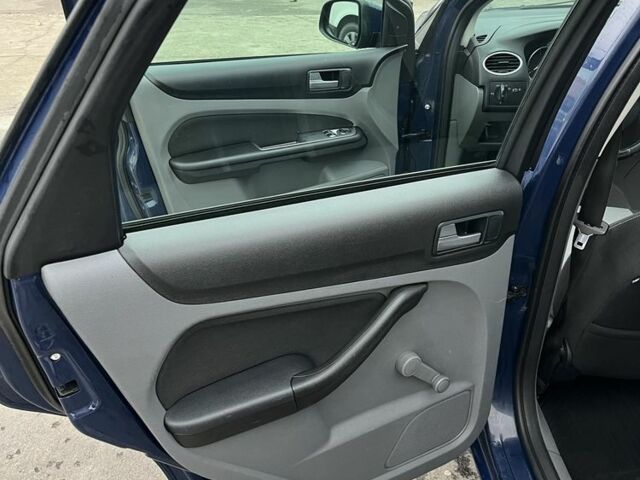 Синій Форд Фокус, об'ємом двигуна 1.8 л та пробігом 300 тис. км за 5100 $, фото 19 на Automoto.ua