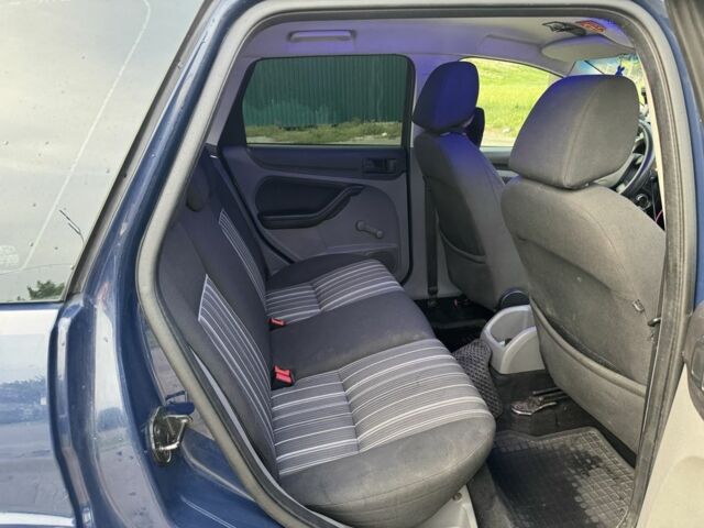 Синий Форд Фокус, объемом двигателя 1.8 л и пробегом 373 тыс. км за 1800 $, фото 2 на Automoto.ua