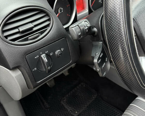 Синій Форд Фокус, об'ємом двигуна 1.6 л та пробігом 318 тис. км за 4600 $, фото 26 на Automoto.ua