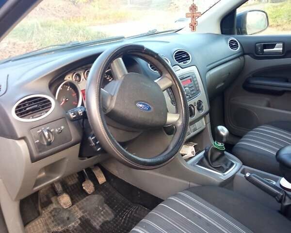 Синий Форд Фокус, объемом двигателя 1.8 л и пробегом 300 тыс. км за 6000 $, фото 5 на Automoto.ua