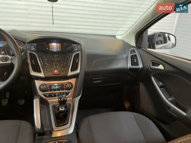 Синій Форд Фокус, об'ємом двигуна 1.6 л та пробігом 217 тис. км за 8350 $, фото 38 на Automoto.ua