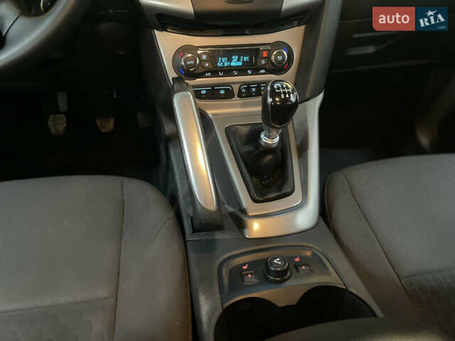 Синій Форд Фокус, об'ємом двигуна 1.6 л та пробігом 217 тис. км за 8350 $, фото 37 на Automoto.ua